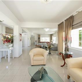4 bedroom villa with pool close to beach on Akrotiri peninsula, sleeps 8